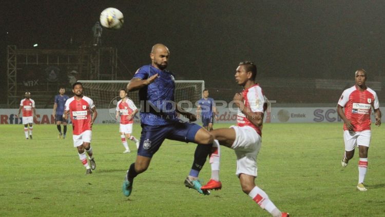 Claudir Marin berusaha merebut bola dari pemain Persipura. Copyright: © Ronald Seger/INDOSPORT