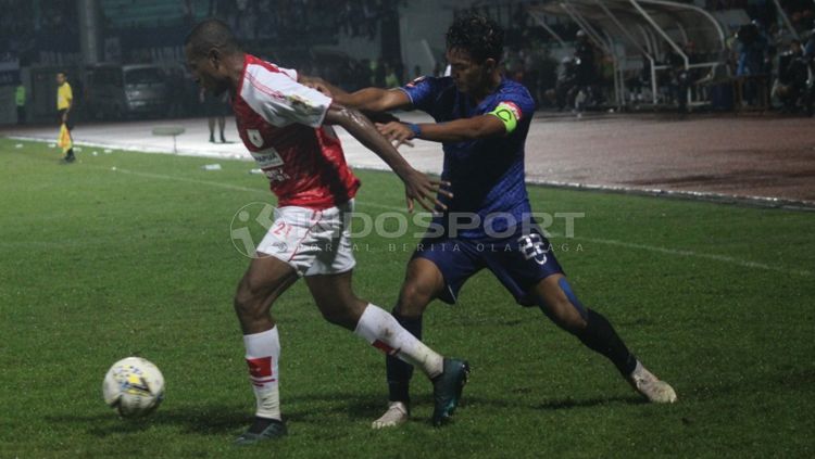 Pemain Persipura Jayapura dan PSIS Semarang berebut bola. Copyright: © Ronald Seger/INDOSPORT
