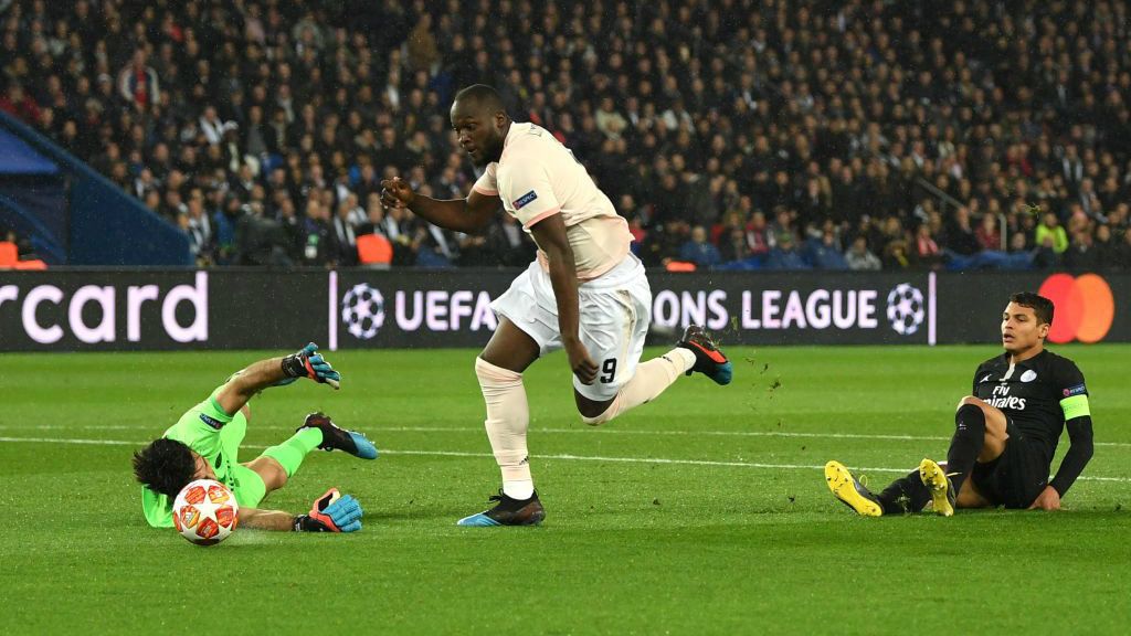 Aksi Romelu Lukaku saat mencetak gol pertama ke gawang PSG, Kamis (07/03/19). Copyright: © twitter.com/manutd