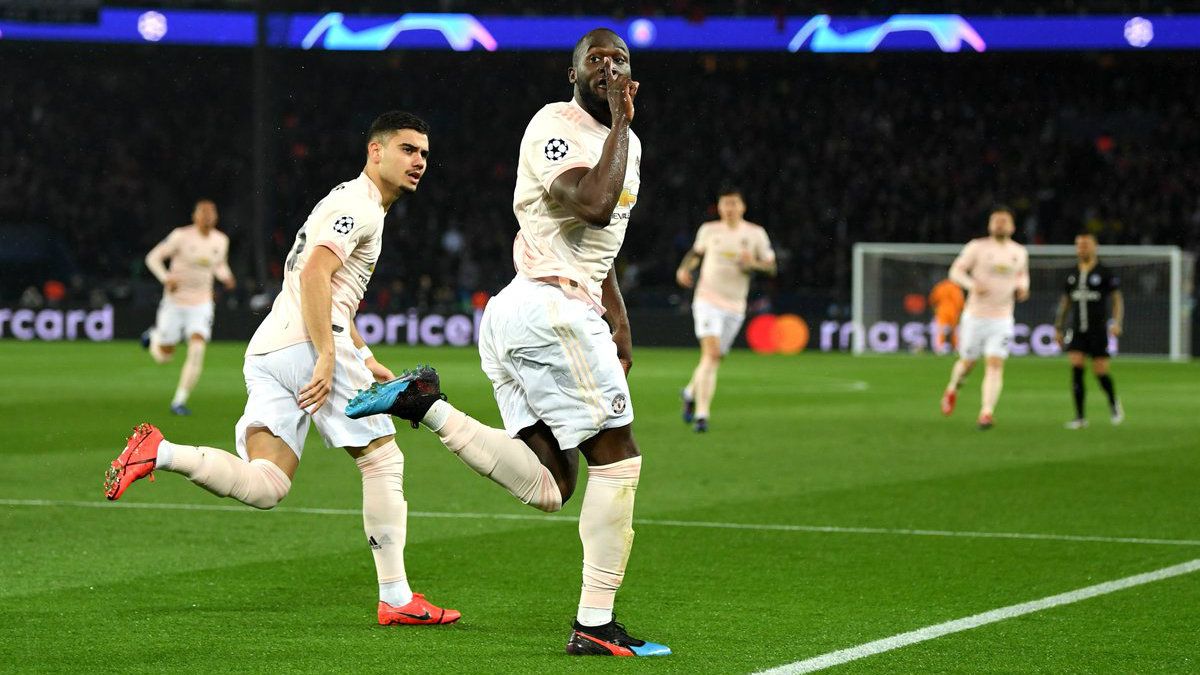 Aksi Romelu Lukaku saat mencetak gol pertama ke gawang PSG, Kamis (07/03/19). Copyright: © twitter.com/manutd