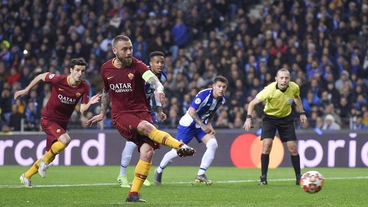 Daniele De Rossi mengeksekusi penalti ke gawang FC Porto. Copyright: © Twitter @ASRomaEN