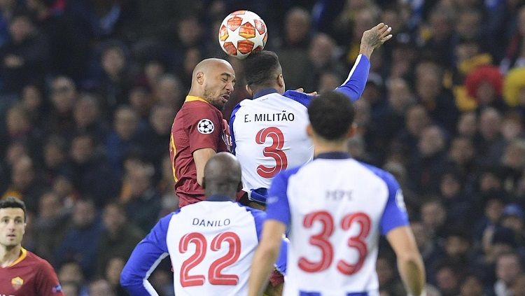 Duel udara antara pemain AS Roma dan FC Porto. Copyright: © Twitter @ASRomaEN