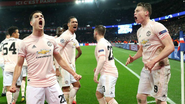 Diogo Dalot saat merayakan kemenangan dramatis Manchester United saat singkirkan PSG di Liga Champions, Kamis (07/03/19). Copyright: © Internet