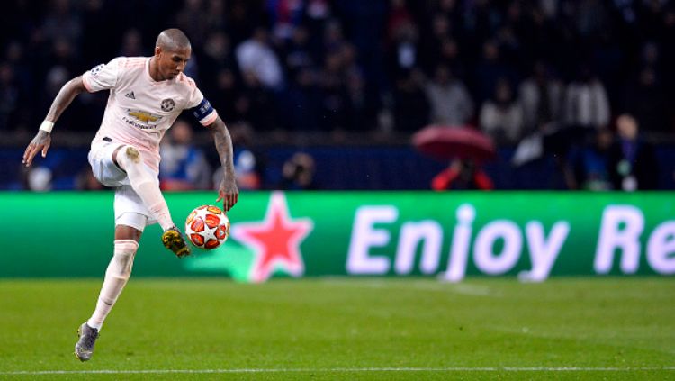 Ashley Young saat mengendalikan bola di pertandingan PSG vs Manchester United di Liga Champions, Kamis (07/03/19). Copyright: © INDOSPORT