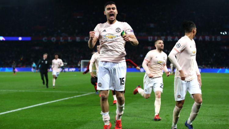 Andreas Pereira melakukan selebrasi kemenangan Manchester United atas PSG di leg kedua babak 16 besar Liga Champions, Kamis (07/03/19) dini hari WIB. Copyright: © INDOSPORT