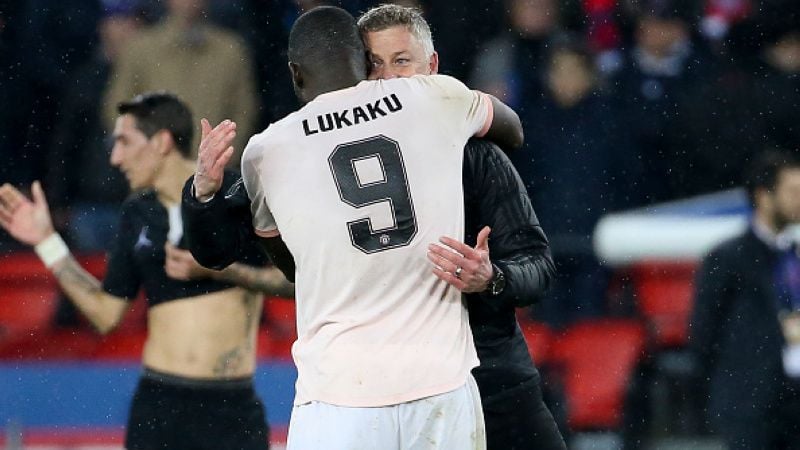 Romelu Lukaku dan Ole Gunnar Solskjaer berpelukan pasca Man United mengalahkan Paris Saint-Germain di Liga Champions 2018/19. Copyright: © INDOSPORT