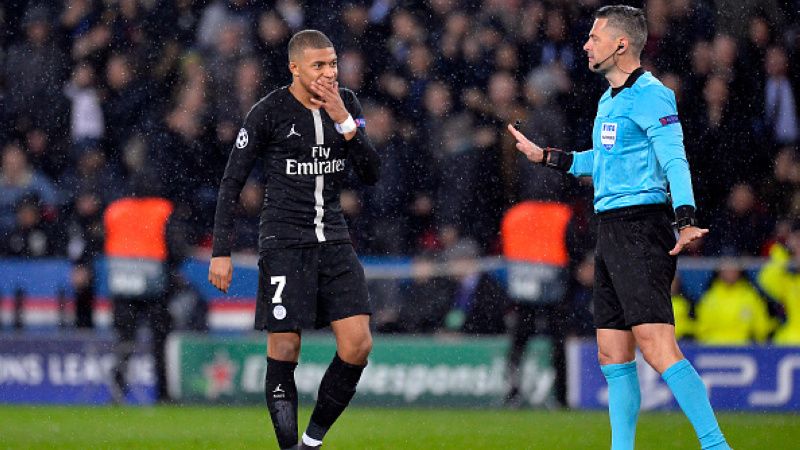 Damir Skomina (kanan) bersama Kylian Mbappe Copyright: © INDOSPORT