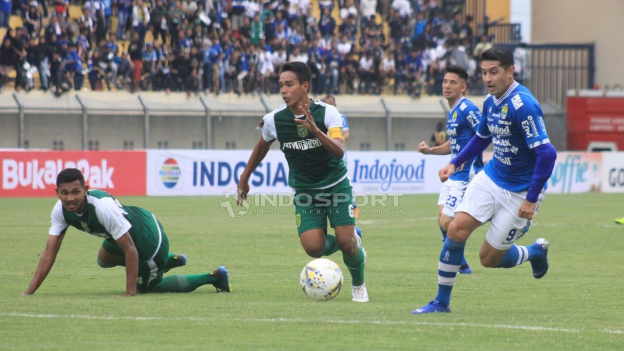 Esteban Vizcarra mencoba mengejar bola saat menghadapi Persebaya. Copyright: © Arif Rahman/Indosport.com