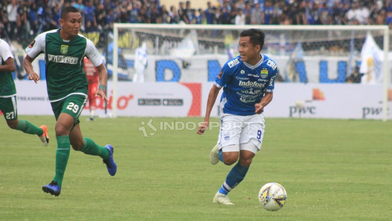 Erwin Ramdani menggiring bola saat menghadapi Persebaya. Copyright: © Arif Rahman/Soicaumienbac.cc