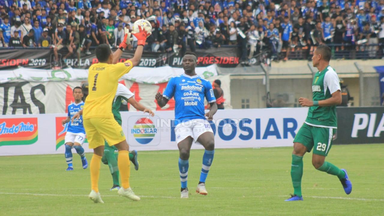 Pemain Persib Bandung, Ezechiel N'Douassel. Copyright: © Arif Rahman/Football265.com