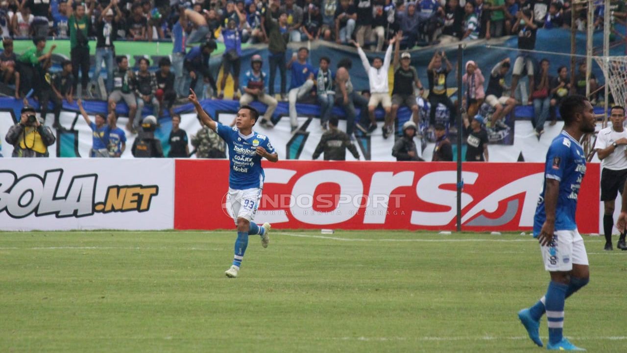 Selebrasi Erwin Ramdani (Persib) saat membobol gawang Persebaya. Copyright: © Fitra Herdian/Indosport.com