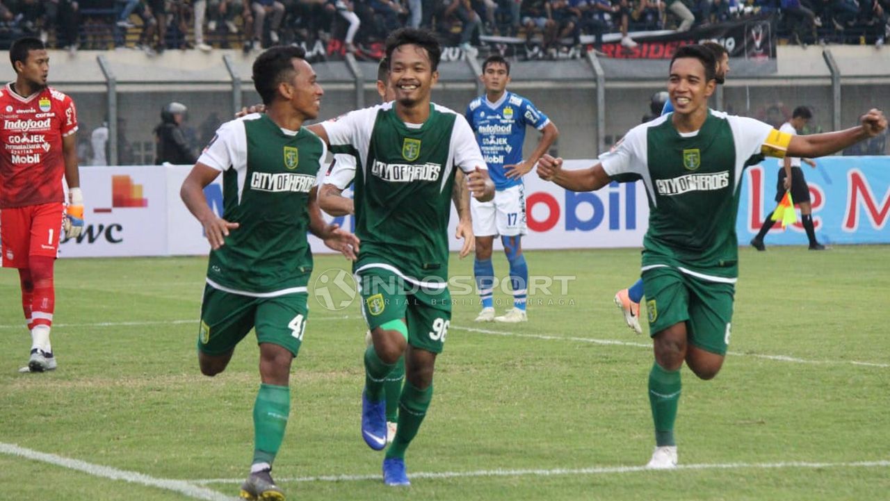 Selebrasi irfan jaya berhasil menyumbangkan satu gol lagi untuk persebaya, Copyright: © Fitra Herdian/Football265.com