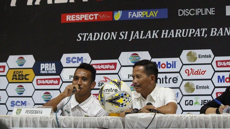 Pelatih Persebaya Djadjang Nurjaman (kanan) dan Irfan Jaya saat konfrensi pers, Kamis (07/03/19) Copyright: © Fitra Herdian/INDOSPORT