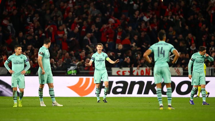 Para pemain Arsenal tertunduk lesu setelah dikalahkan oleh Rennes di leg pertama babak 16 besar Liga Europa. Copyright: © INDOSPORT