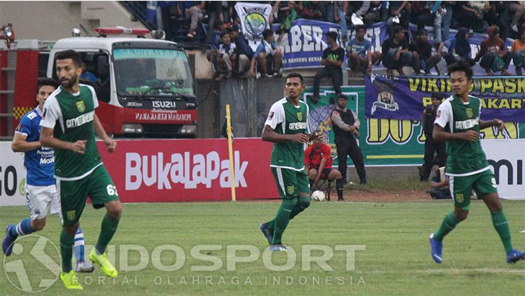 Andri Muladi (tengah) tampil saat melawan Persib Bandung Copyright: © Fitra Herdian/Indosport.