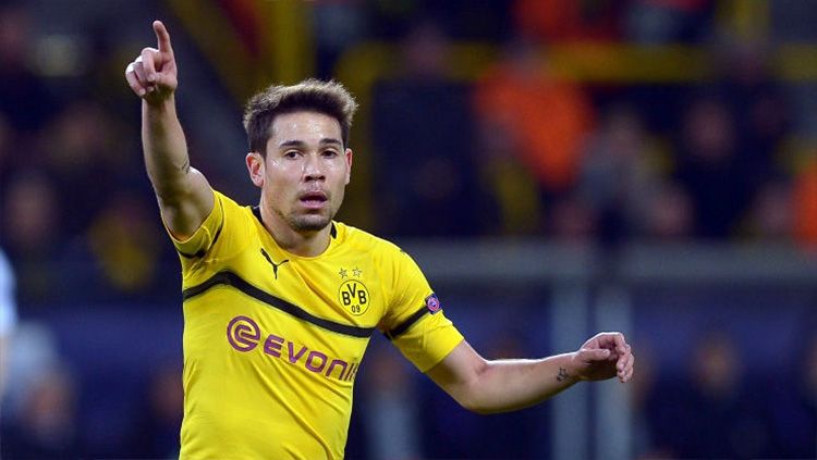 Barcelona memasukkan nama bek Dortmund, Raphael Guerreiro ke dalam daftar belanja mereka. Copyright: © Indosport.com