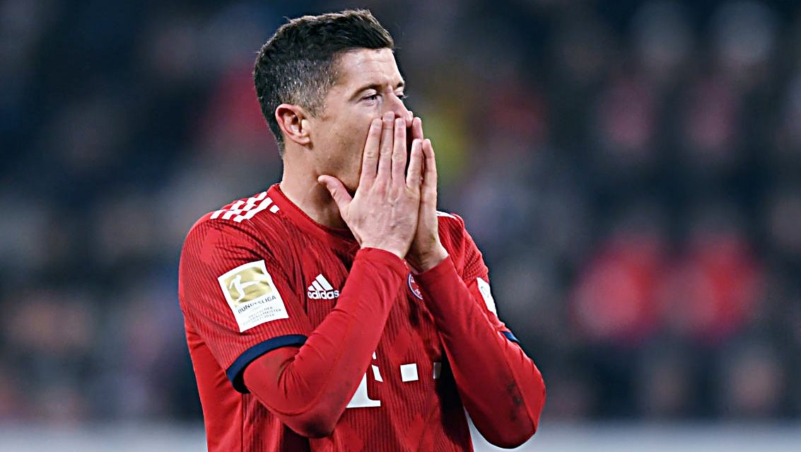 Pahlawan Bayern Munchen, Robert Lewandowski, memuji kekuatan skuat timnya setelah berhasil menumbangkan Schalke dalam laga Bundesliga Jerman 2019/20. Copyright: © Indosport.com