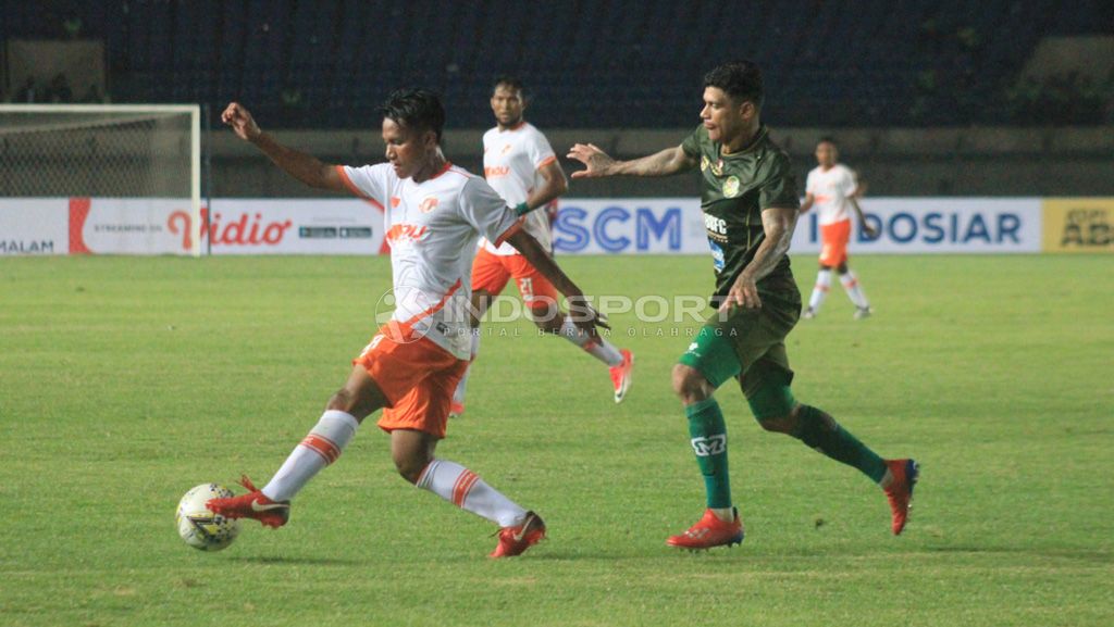 Pemain Perseru mencoba menghindari pemain TIRA Persikabo. Copyright: © Arif Rahman/Football265.com