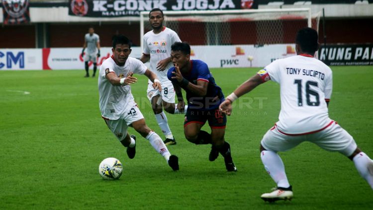 Para pemain Persija menjaga pergerakan pemain Madura United (tengah). Copyright: © Ronald Seger/INDOSPORT