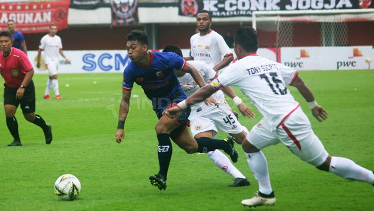 Para pemain Persija menjaga pergerakan pemain Madura United (tengah). Copyright: © Ronald Seger/INDOSPORT
