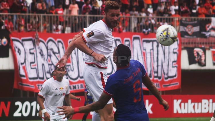 Bek Persija Jakarta, Steven Paulle (putih), berduel udara dengan Jaimerson. Copyright: © Ronald Seger/INDOSPORT