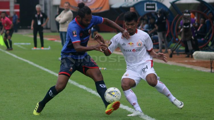 Heri Susanto (kanan) berusaha menjaga penguasaan bola. Copyright: © Ronald Seger/INDOSPORT