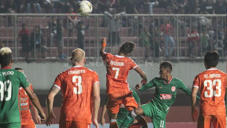 Pemain Borneo FC dan PSS Sleman berduel udara, Copyright: © Ronald Seger/INDOSPORT