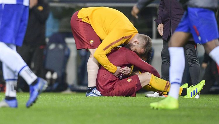 Daniele De Rossi memeluk Alessandro Florenzi yang menangis usai AS Roma tersingkir dari Liga Champions, Rabu (06/03/19) kemarin. Copyright: © asroma.com