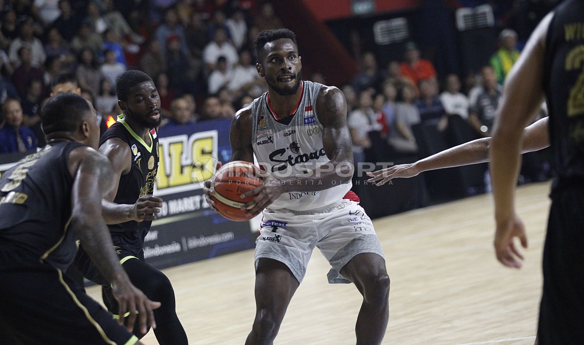 Kendal Yancy, bintang Stapac Jakarta mendapat penjagaan ketat dari para pemain Pacific Caesar Surabaya. Copyright: © Herry Ibrahim/INDOSPORT