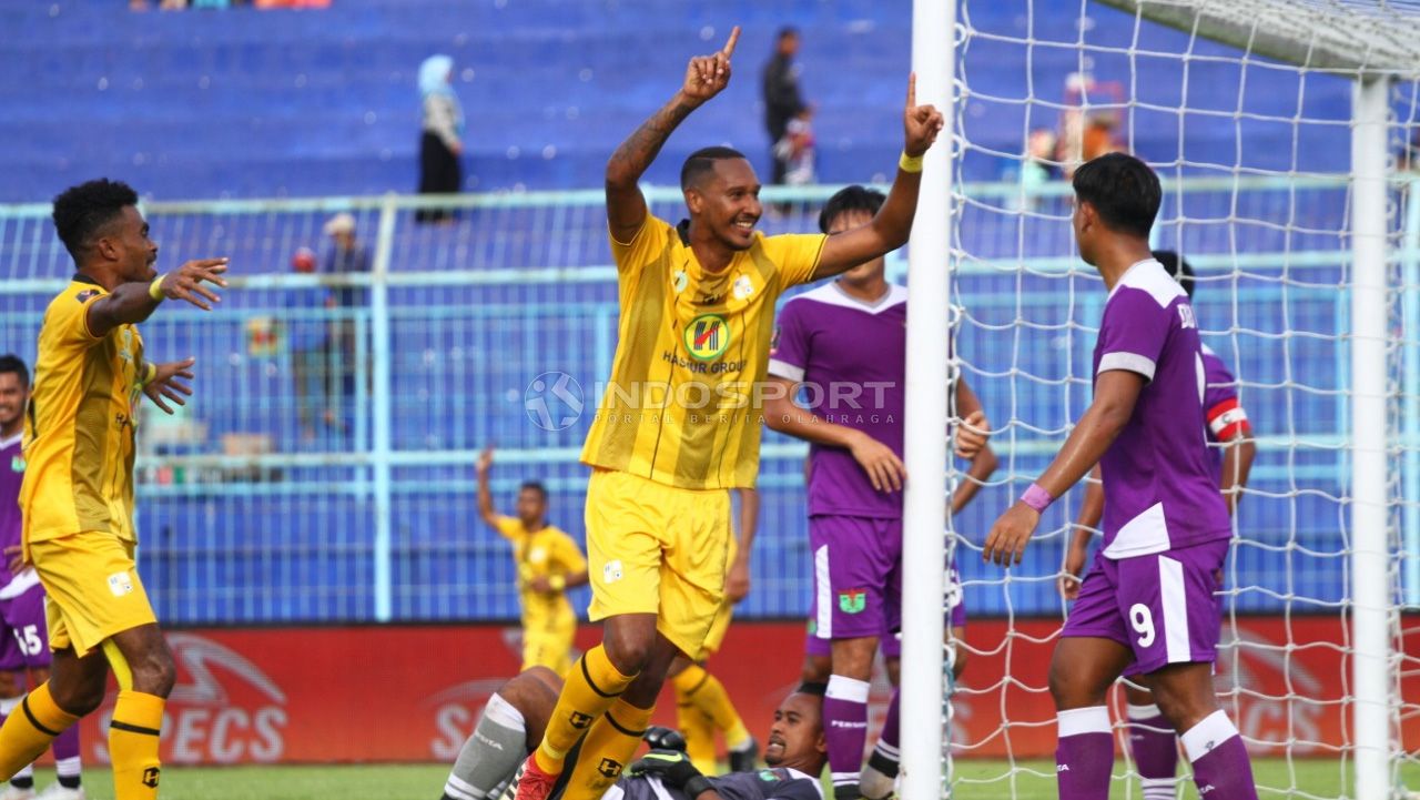 Selebrasi Artur Vieira (tengah) usai mencetak gol saat masih membela Barito Putera. Copyright: © Ian Setiawan/Indosport.com