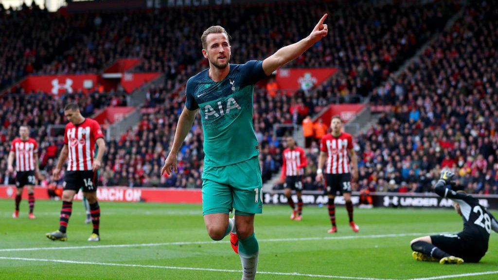 Selebrasi Harry Kane usia mencetak gol ke gawang Southampton, Sabtu (09/03/90). Copyright: © twitter.com/Spurs_THA