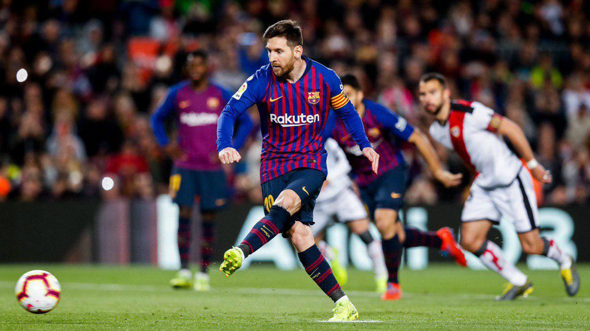 Gol penalti Lionel Messi ke gawang Rayo Vallecano, Minggu (10/03/19). Copyright: © twitter.com/FCBarcelona