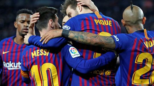 Messi, Pique dan Vidal di laga Barcelona vs Rayo Vallecano, Minggu (10/03/19). Copyright: © twitter.com/FCBarcelona
