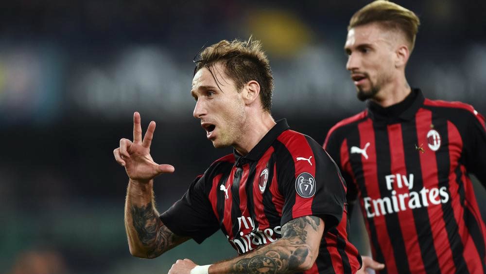 Lucas Biglia menyatakan jika dirinya dalam waktu dekat ini kemungkinan besar bakal kembali bermain di kampung halamannya, Argentina. Copyright: © twitter.com/TheMilanBible