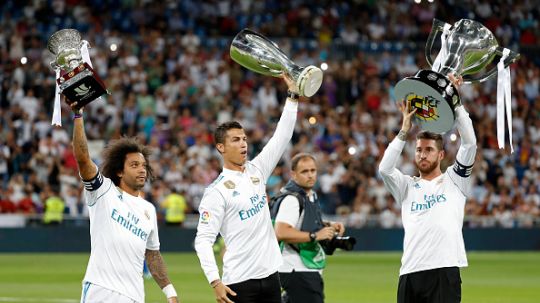 Marcelo (kiri), Cristiano Ronaldo (tengah), dan Sergio Ramos saat sama-sama mengangkat trofi untuk Real Madrid. Copyright: © INDOSPORT