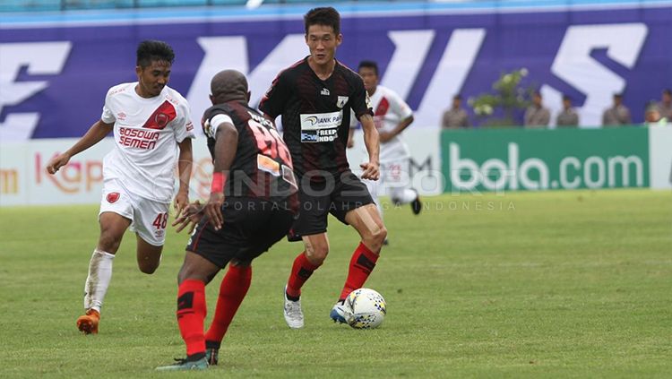 Pemain Persipura Jayapura Oh In-Kyun ketika memegang bola saat melawan PSM Makassar di Piala Presiden 2019, Minggu (10/03/19). Copyright: © Ronald Seger Prabowo/INDOSPORT