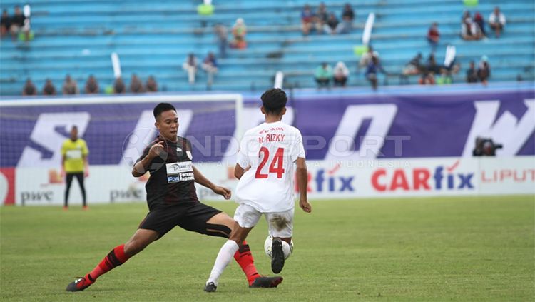 Duel antarpemain dalam laga PSM Makassar vs Persipura Jayapura di Piala Presiden 2019, Minggu (10/03/19). Copyright: © Ronald Seger Prabowo/INDOSPORT