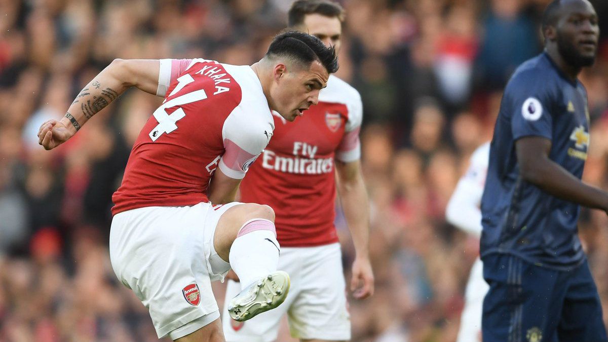 Gol Granit Xhaka di laga Arsenal vs Manchester United, Senin (11/03/19). Copyright: © Arsenal