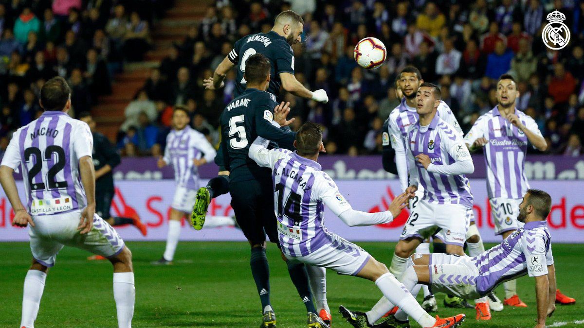 Gol tandukan Benzema di laga Valladolid vs Real Madrid, Senin (11/03/19). Copyright: © Real Madrid