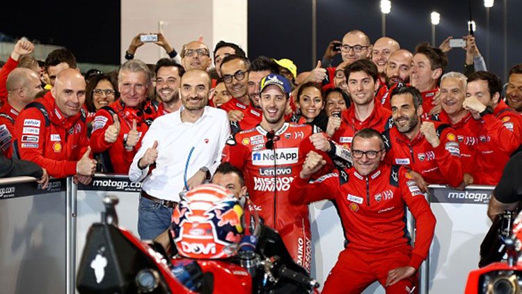 Andrea Dovizioso berfoto dengan kru timnya usai memenangkan seri MotoGP Qatar. Copyright: © INDOSPORT