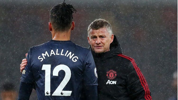 Klub Liga Inggris, Arsenal, kabarnya berminat mendatangkan bintang Manchester United yang kini tengah membela AS Roma, Chris Smalling. Copyright: © twitter @ManUtd