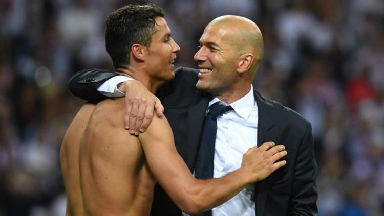 Cristiano Ronaldo memeluk Zinedine Zidane saat keduanya masih di Real Madrid. Copyright: © Getty Images