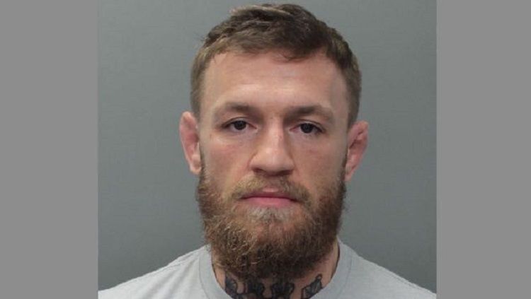 McGregor ditahan oleh pihak kepolisian Miami usai melakukan tindakan kriminal terhadap fansnya Copyright: © MMA Weekly