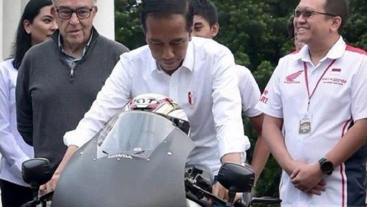 Presiden Jokowi menjajal motor MotoGP versi jalan raya Honda RC213V-S Copyright: © Twitter/@jokowi