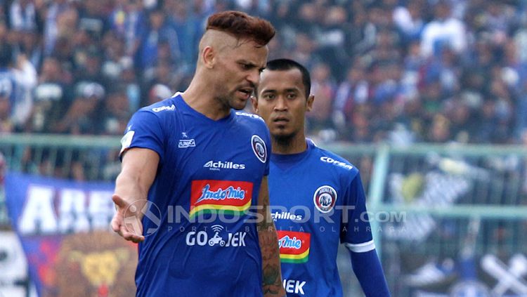 Robert Lima Guimaraes yang berpamitan kepada skuat Arema FC pada Rabu (24/4/19). Copyright: © Ian Setiawan/INDOSPORT