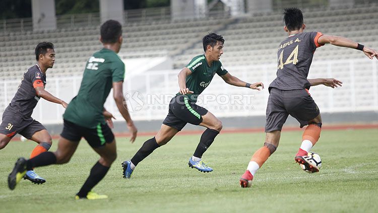 Hanif Sjahbandi (tengah) satu dari lima pemain Arema FC yang dipanggil ke TC Timnas U-23. Copyright: © Herry Ibrahim/INDOSPORT