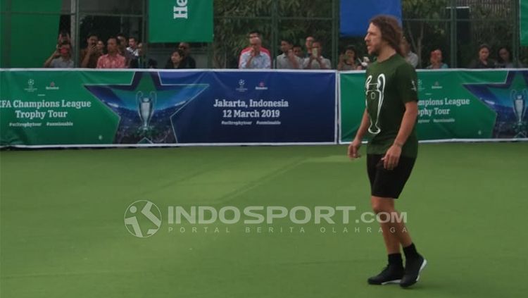 Legenda Barcelona, Carles Puyol, tengah bermain futsal di Menara Imperium, Jakarta, Selasa (12/3/19). Copyright: &copy; Theresia Ruth Simanjuntak/INDOSPORT