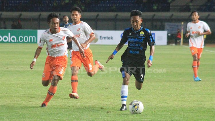 Pemain muda Persib Bandung Beckham Putra Nugraha melewati pemain Perseru, M. Irvan. Copyright: © Arif Rahman/INDOSPORT