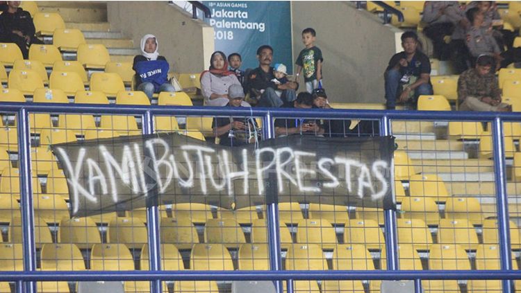 Sepanduk Bobotoh di tribun barat Stadion Si Jalak Harupat, Kabupaten Bandung. Copyright: &copy; Arif Rahman/INDOSPORT