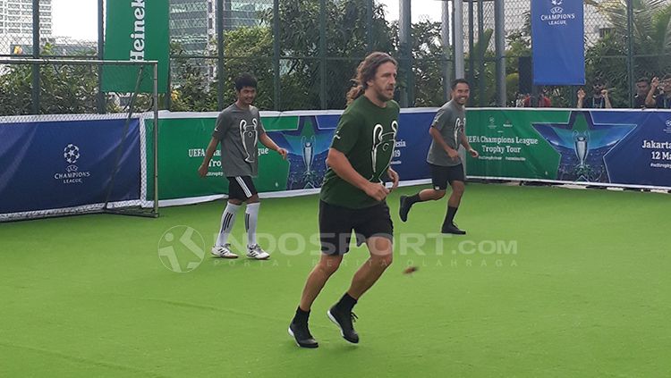 Legenda Barcelona, Carles Puyol, bersama legenda sepak bola Indonesia, Ponaryo Astaman, bermain futsal di Menara Imperium, Jakarta, Selasa (12/3/19). Copyright: &copy; Neneng Astrianti/INDOSPORT